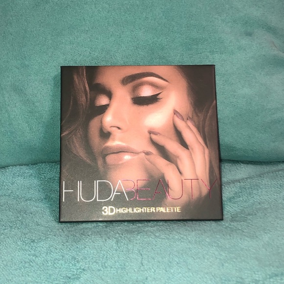 HUDA BEAUTY Other - *NEW* HUDA BEAUTY 3D Highlighter Palette